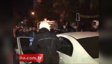 Otomobilini çevik kuvvetin üstüne sürdü!