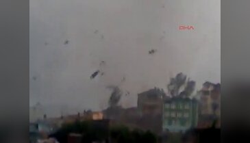 Kocaeli'de fırtınanın çıktığı ilk anlar amatör kamerada