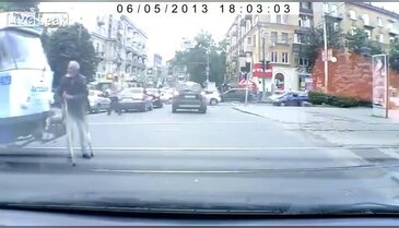 Yaşlı adamı tartakladı!