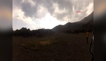 Yamaç paraşütüyle ağaçlara çakıldı