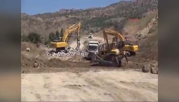 Karayolunda 2 iş makinesi yakıldı