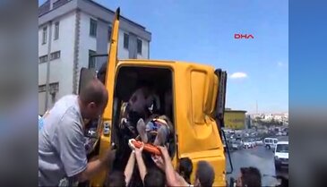 Kontrolsüz şerit değiştiren TIR dehşet saçtı