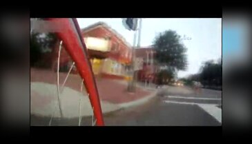 Bisiklet otomobile böyle çarptı !