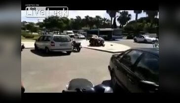Kırmızı tişörtlü adama boğa saldırdı