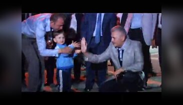 Bakan’dan "Uzun İnce Bir Yoldayım" performansı