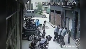 Düşen çocuğu havada yakaldılar
