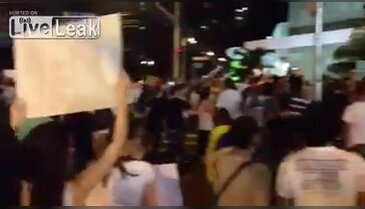 Protestocuların arasına araba ile daldı