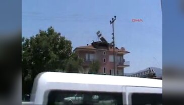 Kız kardeşi için çatıya çıktı