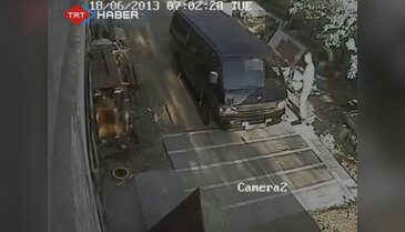 Minibüsü önce parçaladı, sonra...