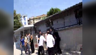 Adliye önünde bıçaklı kavga