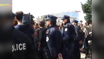 Meclis önünde çatışma