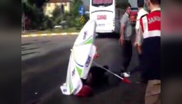 Yoldan karşıya geçerken otomobil çarptı öldü