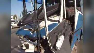 Servis midibüsü kamyona çarptı: 14 yaralı