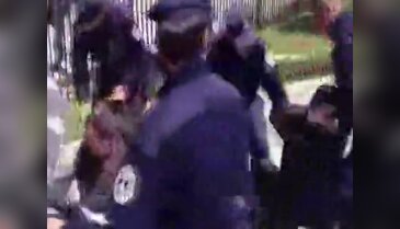 Kosova Meclisi önünde protesto