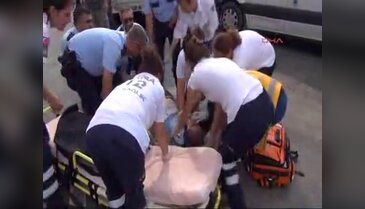 Üst geçit kullanmayan yayalara otobüs çarptı