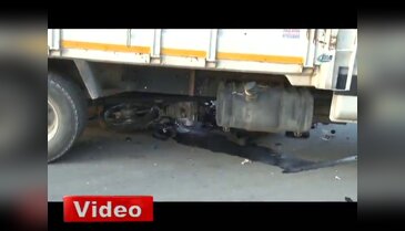 Motosiklet kamyonun altına girdi!