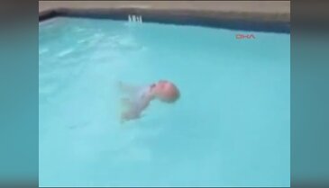 Süper yüzücü harika bebek