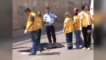 Midibüsün altında 4 metre sürüklendi