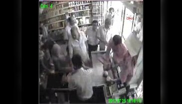 Belediye başkanı müşterilerin önünde market sahibine tokat attı