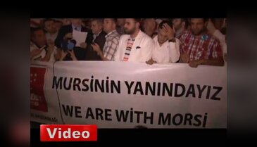 İstanbul'da Mursi'ye destek gösterisi