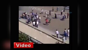 Mursi yandaşları askerleri ölesiye dövdü