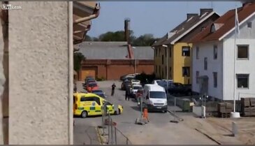Polis bıçaklı saldırganı 7 el ateş ederek öldürdü