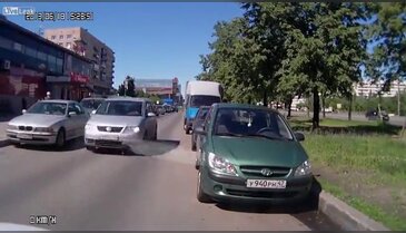 Ters yöne giren sürücü çocuklu aileye çarptı