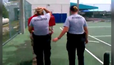 Polis biber gazına dayanamadı