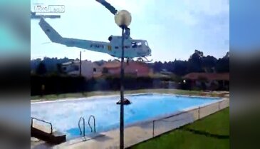 Yangın söndürme helikopteri yüzme havuzundan su aldı