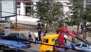 Aracını çeken polislere saldırdı
