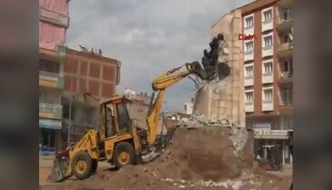 Alaşehir'i ikiye bölen anıt