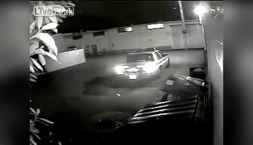 Polis halka açık alanda tuvaletini yaparken kameraya yakalandı