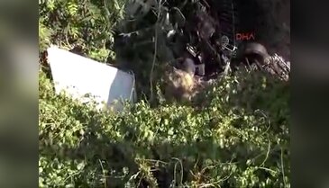 İki bina arasına düşen kamyon vinçle çıkarıldı