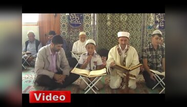 8 yaşındaki Emir mukabele okuyor