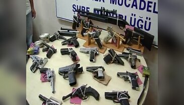 Bursa'da yatak odasında kaçak silah