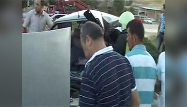 Servis minibüsüyle otomobil çarpıştı