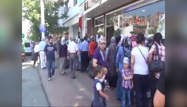 Banka önünde yardım kuyruğu