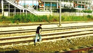 Yüksek hızlı trenin altına girdi!
