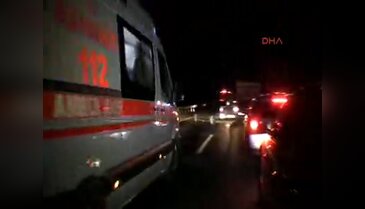 İki otomobil kafa kafaya çarpıştı