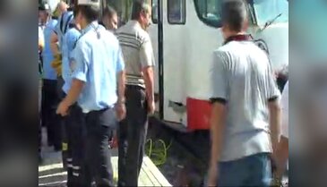 Tramvayın altında feci ölüm