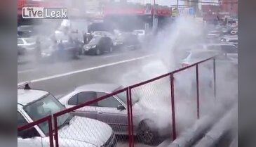Motor kısmı alev alan arabaya böyle müdahale ettiler