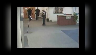 Polisin silahını aldı ve ateşledi