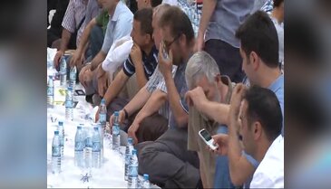 Oruçlarını zeytin ekmek ile açtılar