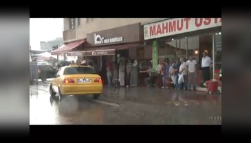 Yarım saatlik yağış hayatı felç etti
