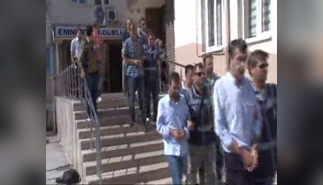 Ruhsatsız silahları köylülere sattılar