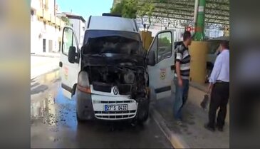 Park halindeki minibüs bir anda...
