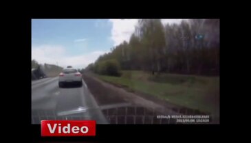 Rusya'da önündeki kamyonu sollarken böyle devrildi