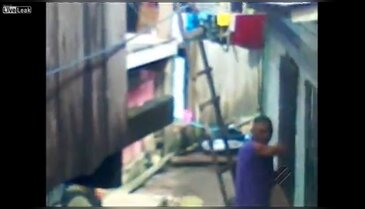 Brezilya polisi hırsızlık yaptığından şüphelendiği adamı dövdü