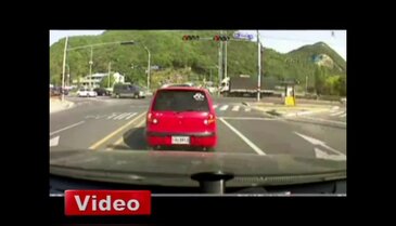 Ters yöne girince motosiklet sürücüsünü böyle ezdi