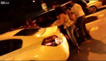 Kadını öldüresiye döven adamı polis durdurdu